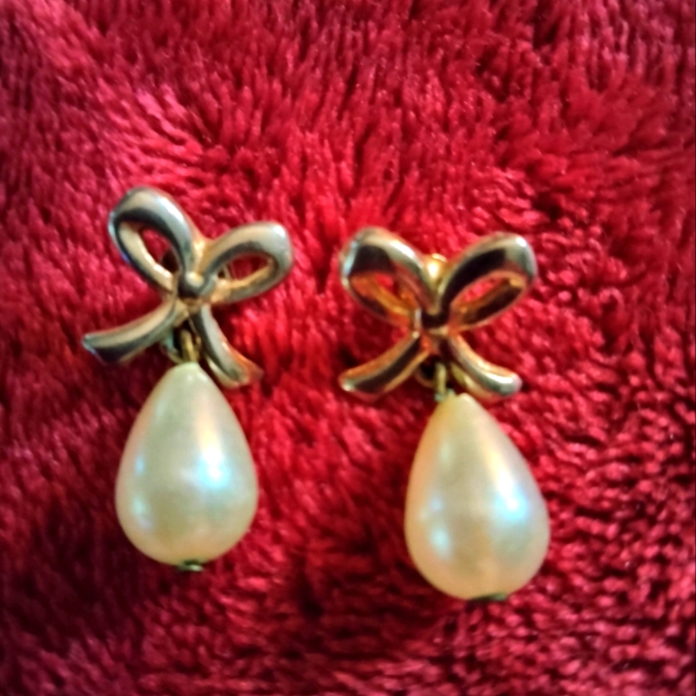 Pierced earrings bowtie with faux pearls in very good condition